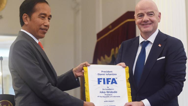 Presiden FIFA Gianni Infantino (kanan) bersama Presiden Indonesia Joko Widodo pada 18 Oktober 2022. Presiden FIFA Gianni Infantino (kanan) bersama Presiden Indonesia Joko Widodo pada 18 Oktober 2022.